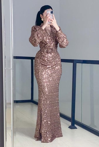 فستان سهرة طويل مزين بشك وترتر يدوي باكمام طويلة م...