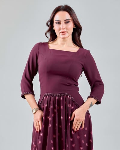 جلابية كريب بتطريز يدوي وتنورة شيفون مزخرفة