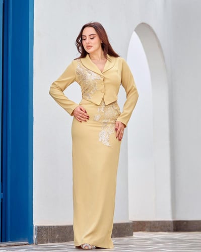 فستان ناعم بقصة جاكت وتطريز شك راقٍ