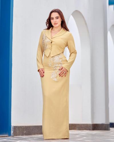 فستان ناعم بقصة جاكت وتطريز شك راقٍ