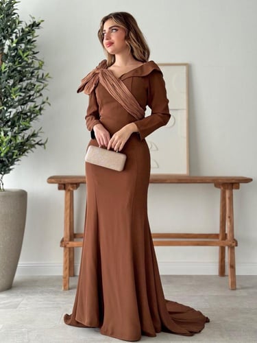 فستان سهرة بني بتصميم أنيق ولمسة فاخرة