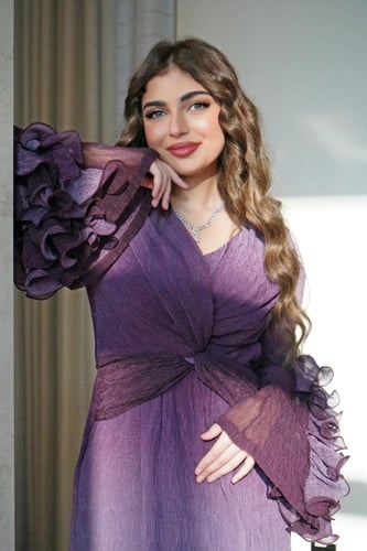 فستان ناعم موف بتصميم أنيق وأكمام شيفون فاخرة