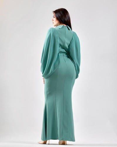 فستان سهرة كريب بتفاصيل فاخرة