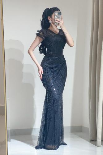 فستان سهرة طويل لون اسود مزين بشك وترتر يدوي