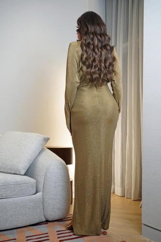 فستان سهرة راقٍ بتصميم درابي وتطريز جانبي فاخر