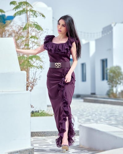 فستان سهرة أنيق بقصة ناعمة وتفاصيل شيفون راقية