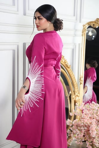 فستان طويل موف كريب بأكمام طويلة مطرزة بلؤلؤ مع حز...