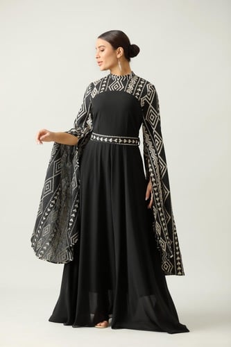 جلابية اسود طويله اكمام طويل نقشة على الصدر والاكم...