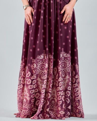 جلابية كريب بتطريز يدوي وتنورة شيفون مزخرفة