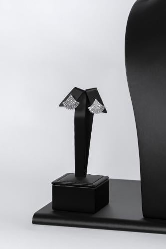 حلق زركون فضي بتصميم عصري