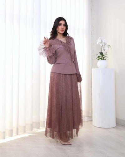 طقم نسائي لون بني جاكيت وتنورة دانتيل