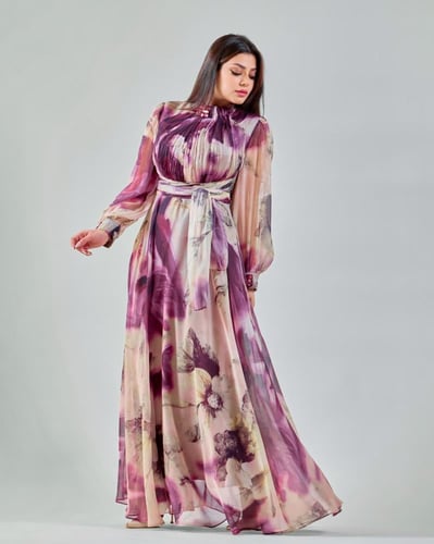 فستان مشجر طويل بنقشة فاخرة وحزام أنيق