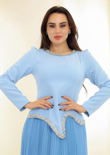 فستان ناعم بخامة شيفون وكريب مزين بالكريستال