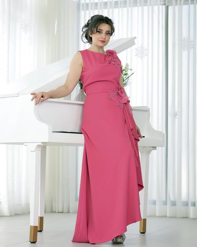 فستان ناعم كريب أنيق مزين بالورد