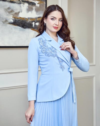 فستان ناعم كريب بتصميم لف وتطريز يدوي مع تنورة شيف...