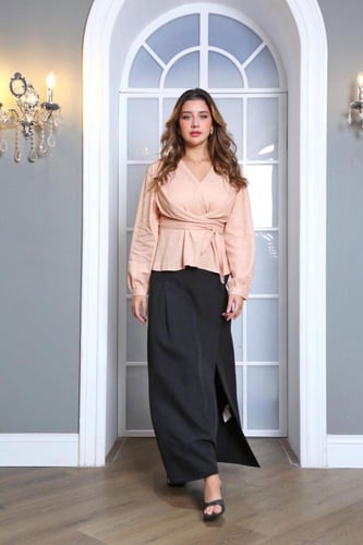 بلوزة لون بيج مزينة بربطة بالخصر