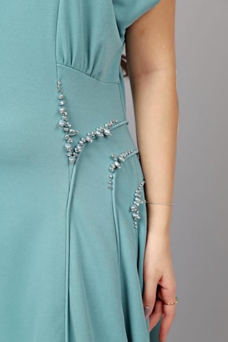 فستان كريب ناعم بشك كريستال راقٍ