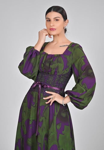 فستان ناعم شيفون مموج باكسسوار بالخصر