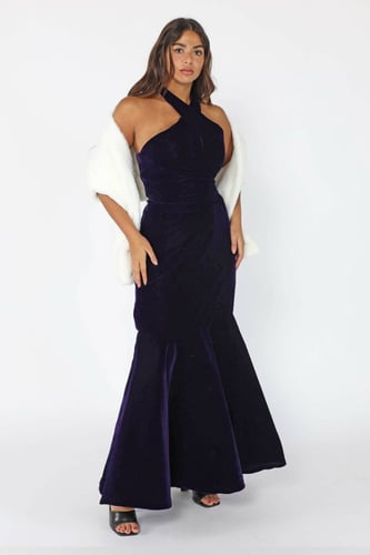 فستان موف طويل مخمل اوف شولدر مع شال فرو أبيض