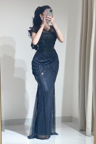 فستان سهرة طويل لون اسود مزين بشك وترتر يدوي