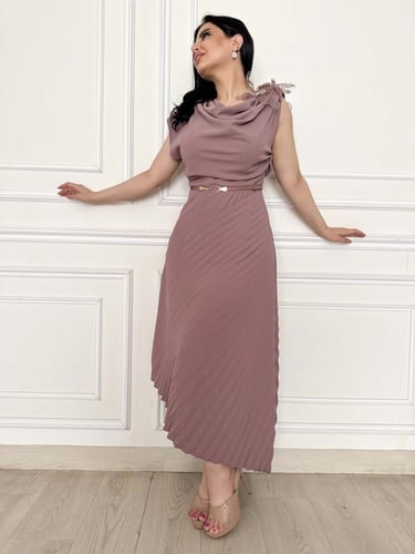 فستان ناعم كريب لون لحمي بكسرات بالاسفل ووردة بالك...