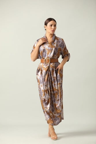 فستان ميدي مشجر بلون عسلي ورصاصبي لف على جيوب