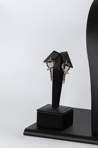 طقم اكسسوار فاخر بتصميم عصري لون ذهبي