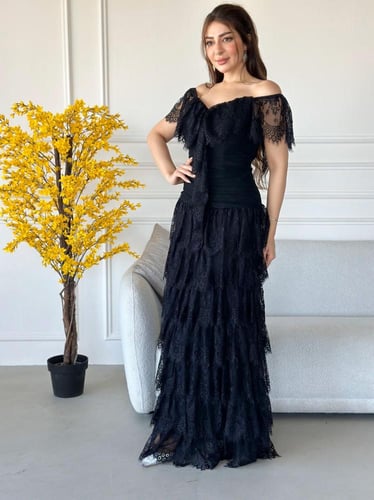 فستان طويل اسود قماش دانتيل ومزين بطبقات واكتاف مك...