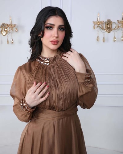 فستان أورجانزا طوبي ناعم مزين بإكسسوار فخم بالعنق