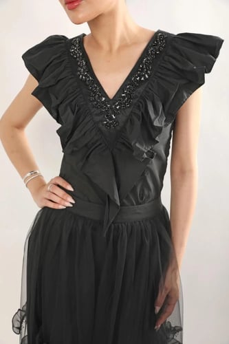 طقم أسود فاخر بكشاكش وتطريز زهور بارزة