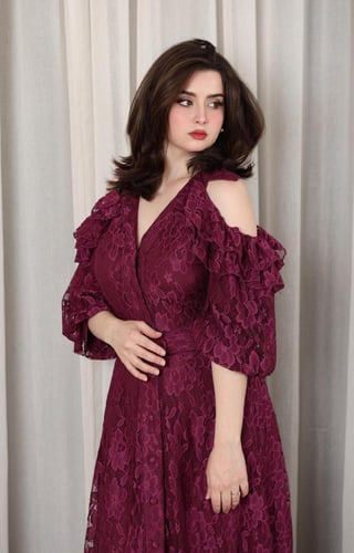 فستان طويل دانتيل اكتاف مكشوف قلاب مفتوح من الاسفل