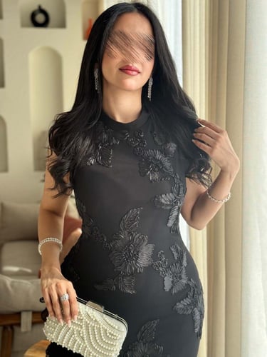 فستان سهرة أسود أنيق بتطريز وكشكش ناعم