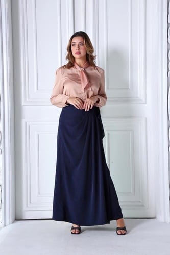 بلوزة لون زهري قماش حرير ستان مع ربطه على العنق با...