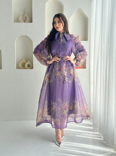 فستان قماش اورجانزا بفيونكه ومزين بالكتف بورود ثلا...