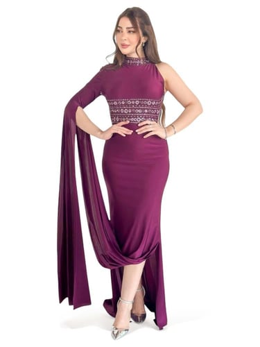 فستان سهرة بكم واحد لون عنابي مزين بشك ولول بالخصر...