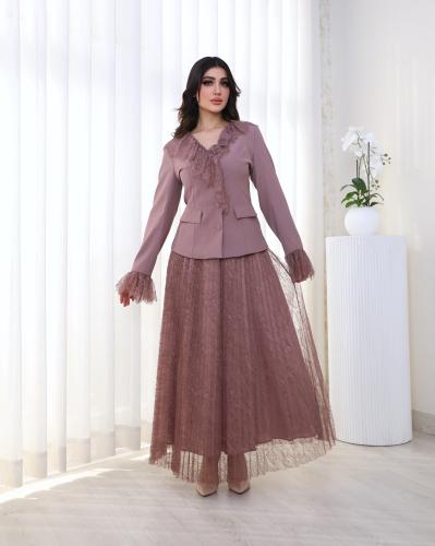 طقم نسائي لون بني جاكيت وتنورة دانتيل