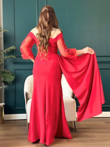 فستان سهرة احمر خامة سكوبا مزين بفصوص كريستال بفتح...