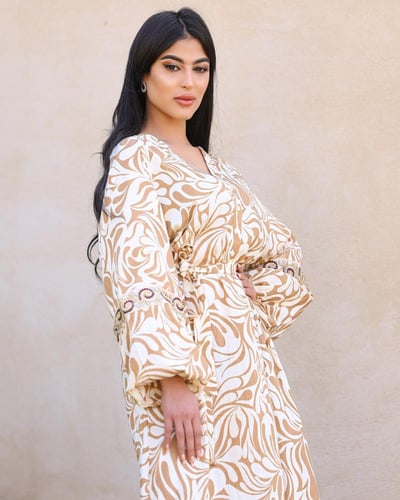 جلابية بنقوش فاخرة وتصميم عصري لإطلالة أنيقة