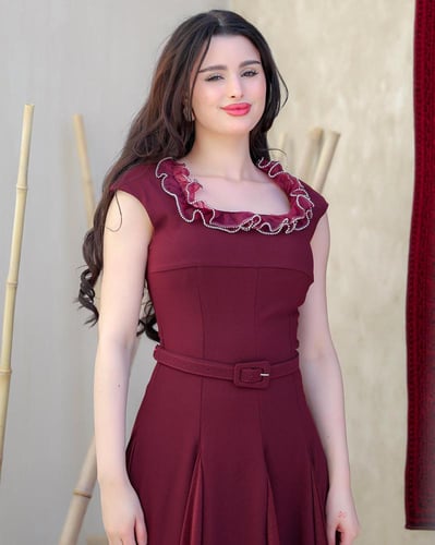فستان ميدي بقصة فخمه ومزين بأكسسوار
