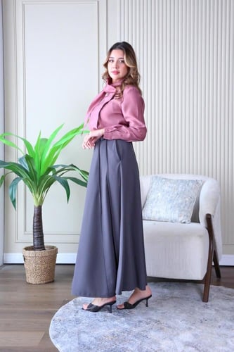 تنورة قماش كريب لون رصاصي بصفطات مع جيوب