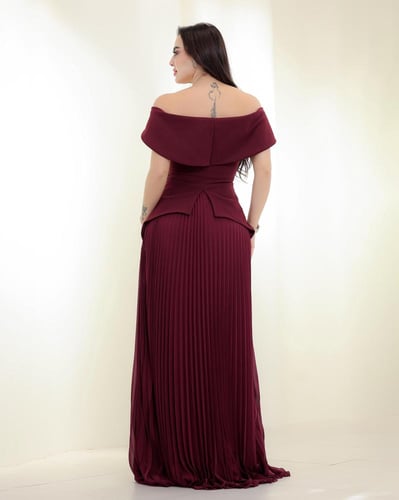 فستان سهرة طويل بقصة أوف شولدر