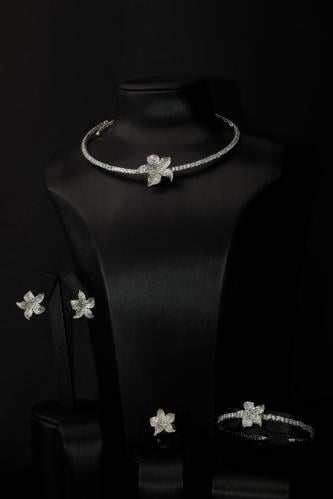 طقم إكسسوارات نسائي فضي بتصميم وردة زركونية فاخرة