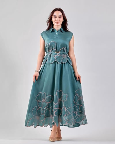 طقم أنيق بتطريز ورد بارز