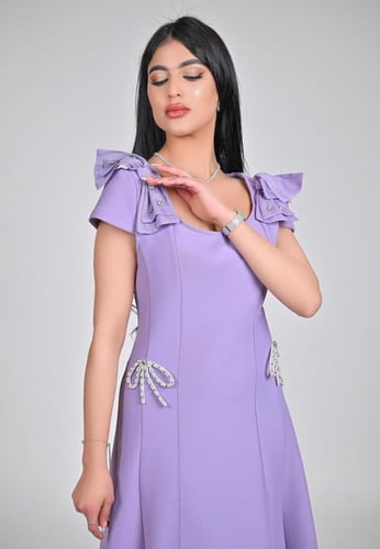 فستان سهرة ميدي ناعم قماش طبي لون بنفسجي فاتح مع ا...