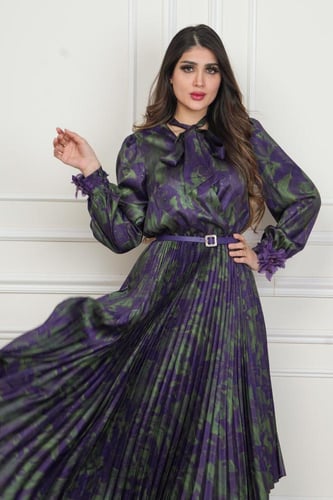 فستان ناعم ميدي مموج لمعة لامية وكسرات من الاسفل