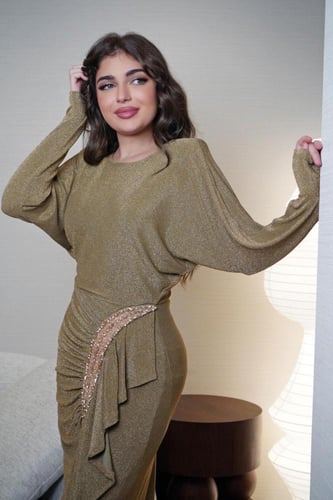 فستان سهرة راقٍ بتصميم درابي وتطريز جانبي فاخر