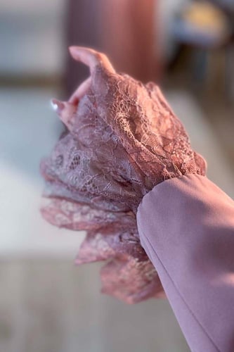 طقم نسائي لون بني جاكيت وتنورة دانتيل