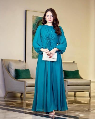 فستان سهرة شيفون تركواز بتصميم أنيق وتطريز لؤلؤ فخ...
