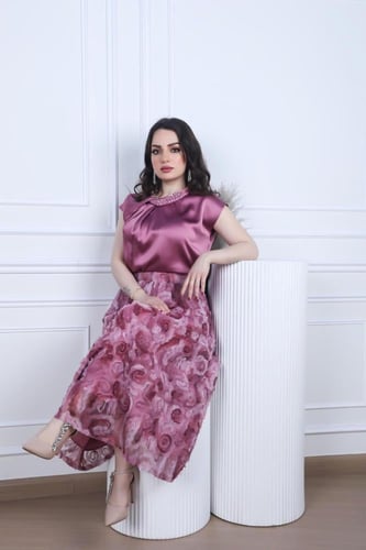 طقم قطعتين بلوزه حرير علا فصوص ع العنق وتنوره قصير