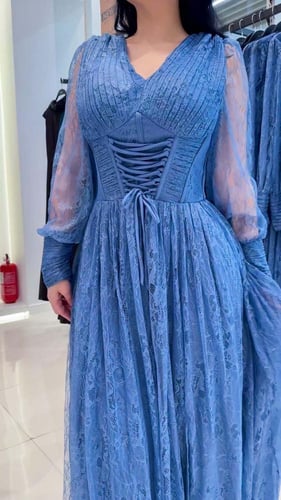 فستان دانتيل سماوي طويل بربطة خصر وتصميم ناعم